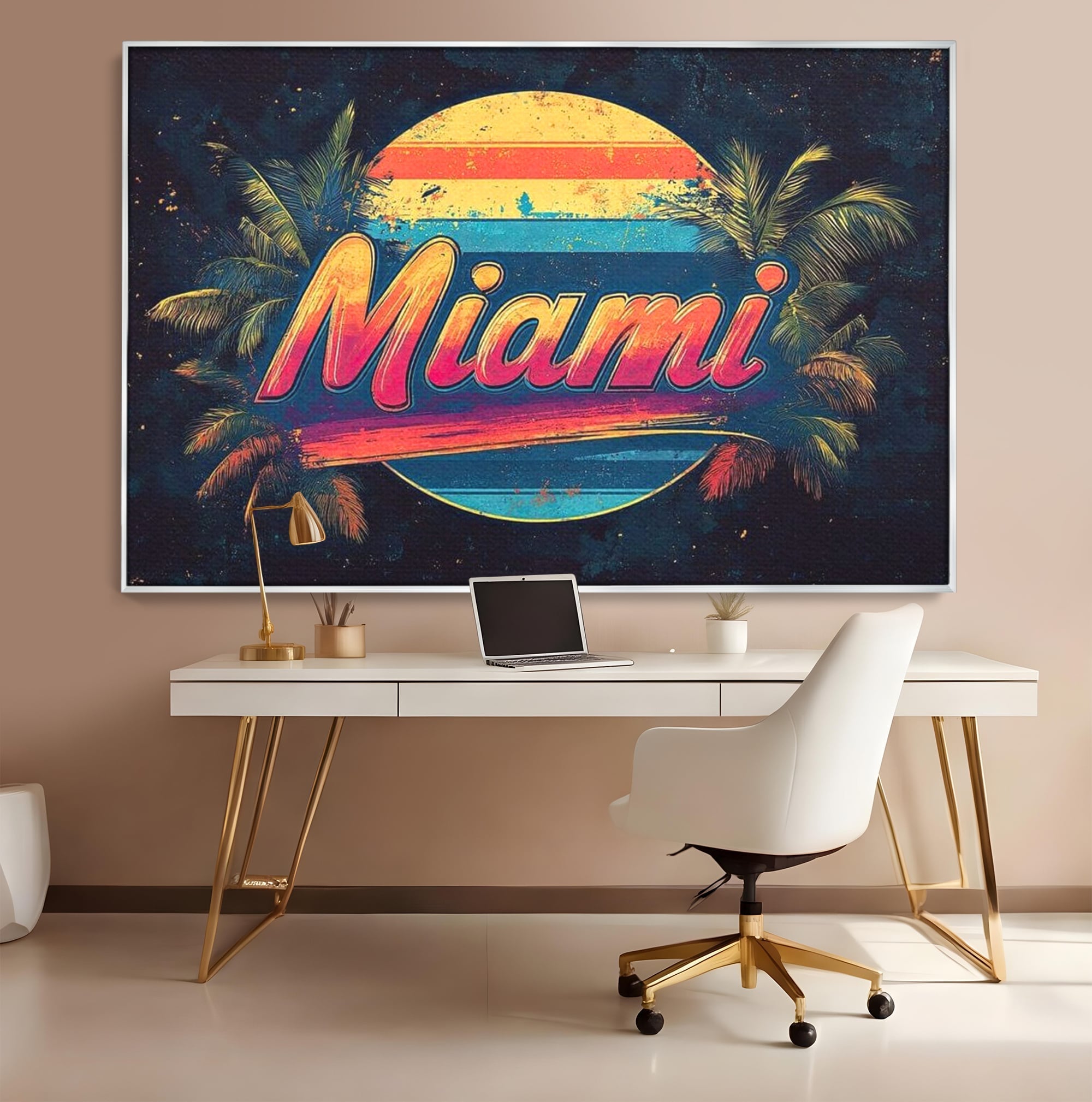 Tablou canvas cu ilustratie retro miami cu soare si palmieri, in rama de aluminiu argintiu, pe perete intr-un birou